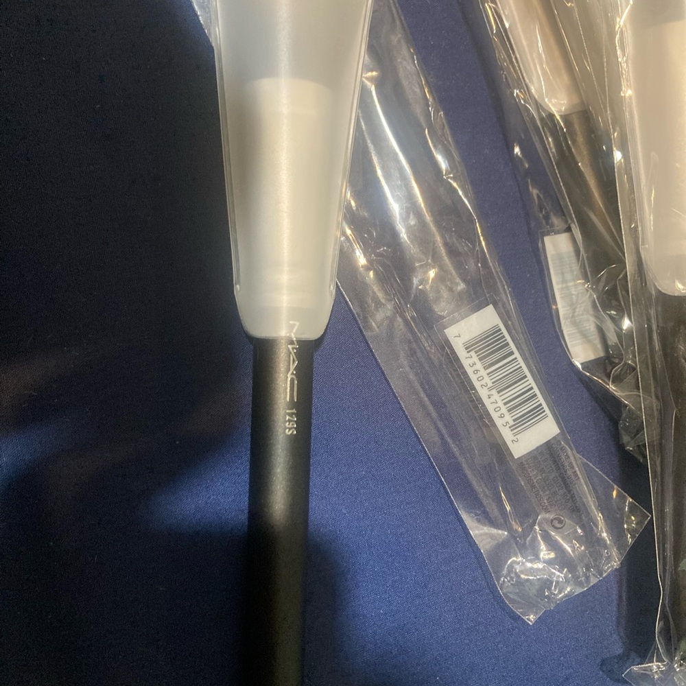 MAC 129 SYNTHETIC POWDER/BLUSH BRUSH